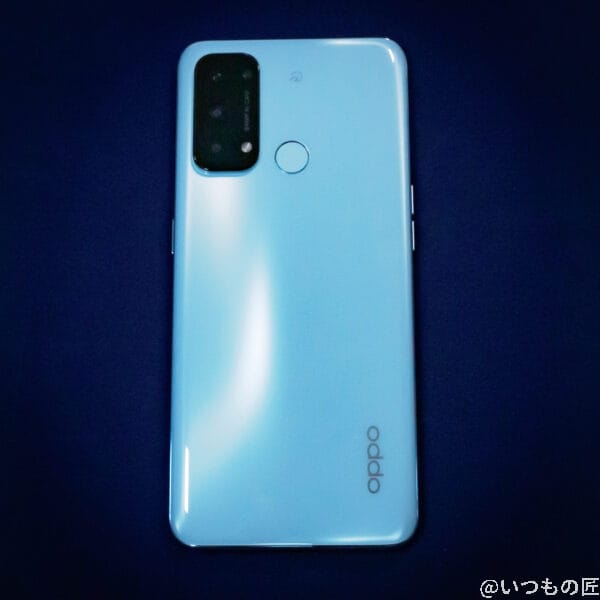 筆者が保有するOPPO Reno5Aはアイスブルーです。
