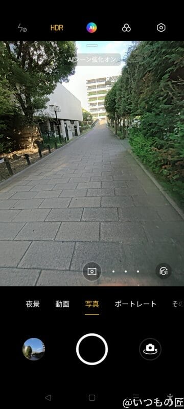 ColorOS標準カメラアプリの操作画面。下にシャッターと撮影種別、上に撮影設定という画面構成。定番で使いやすい。