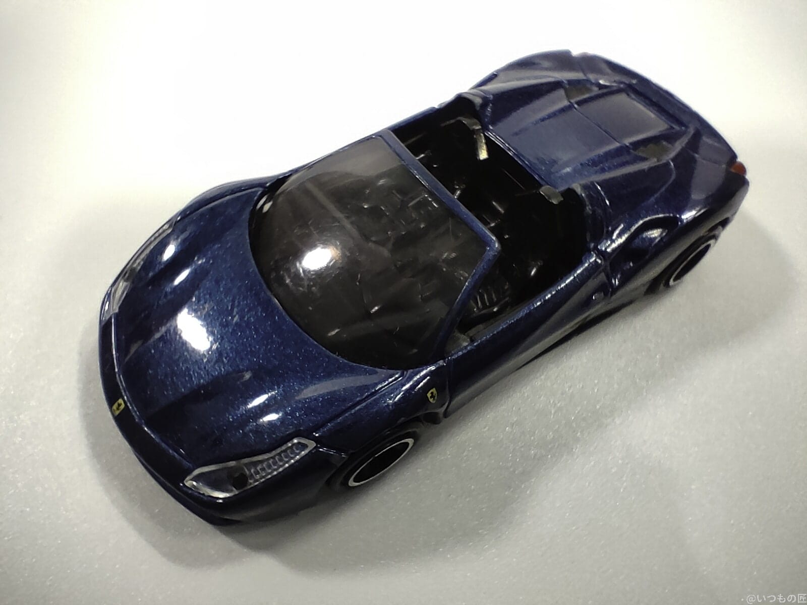 マクロ撮影したトミカは、かなり近くでもフォーカスが合うのが良いです。