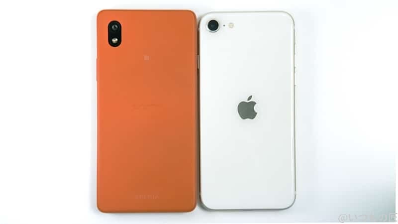 サイズ比較、左：Xperia Ace Ⅲ　右：iPhone SE3