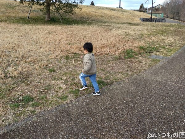 走る子供（屋外撮影）