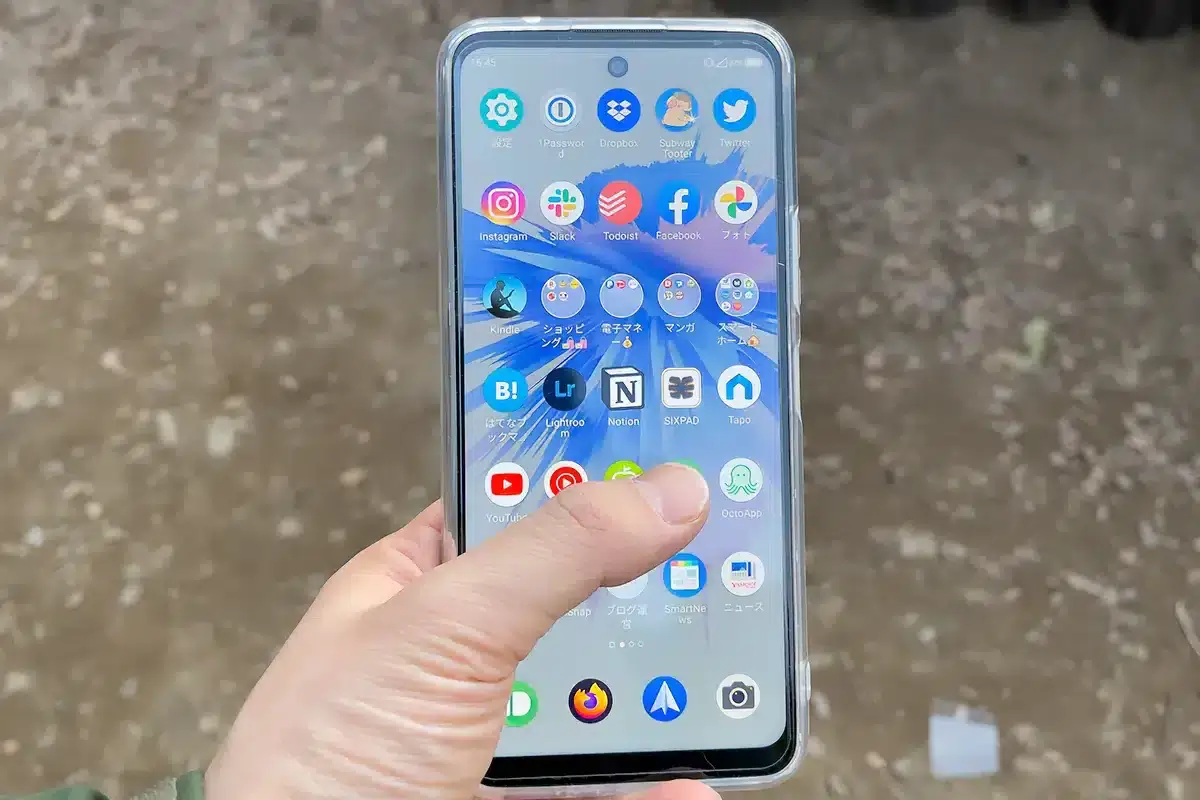 実際に手で持ったLibero 5G Ⅱ。意外と手になじみやすいサイズなのがポイント。