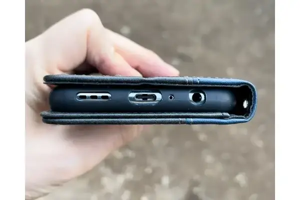 oppo-reno5aの筆者が選んだケースの底面