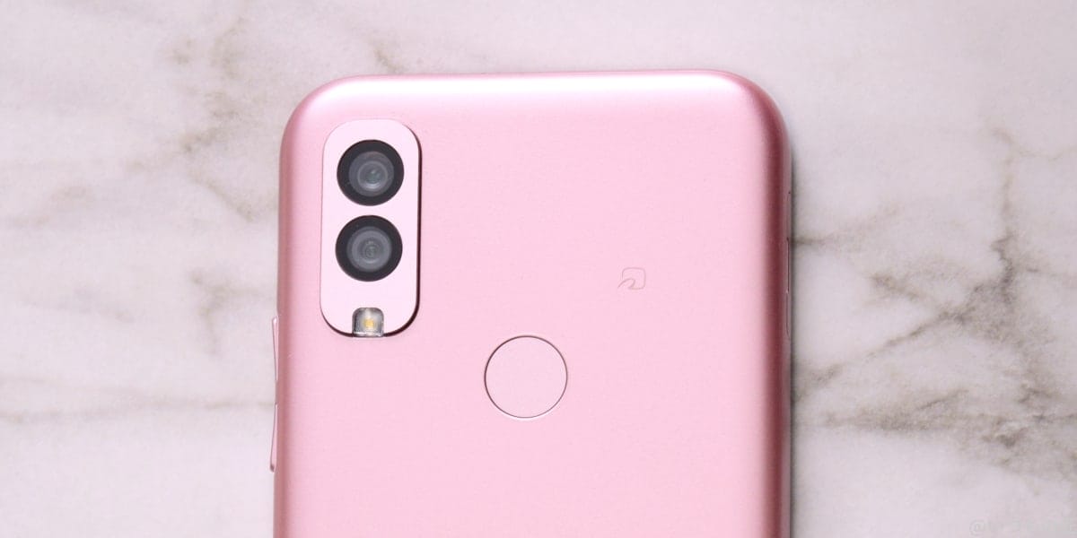 Android One S10の背面上部。カメラと指紋認証センサーがある。