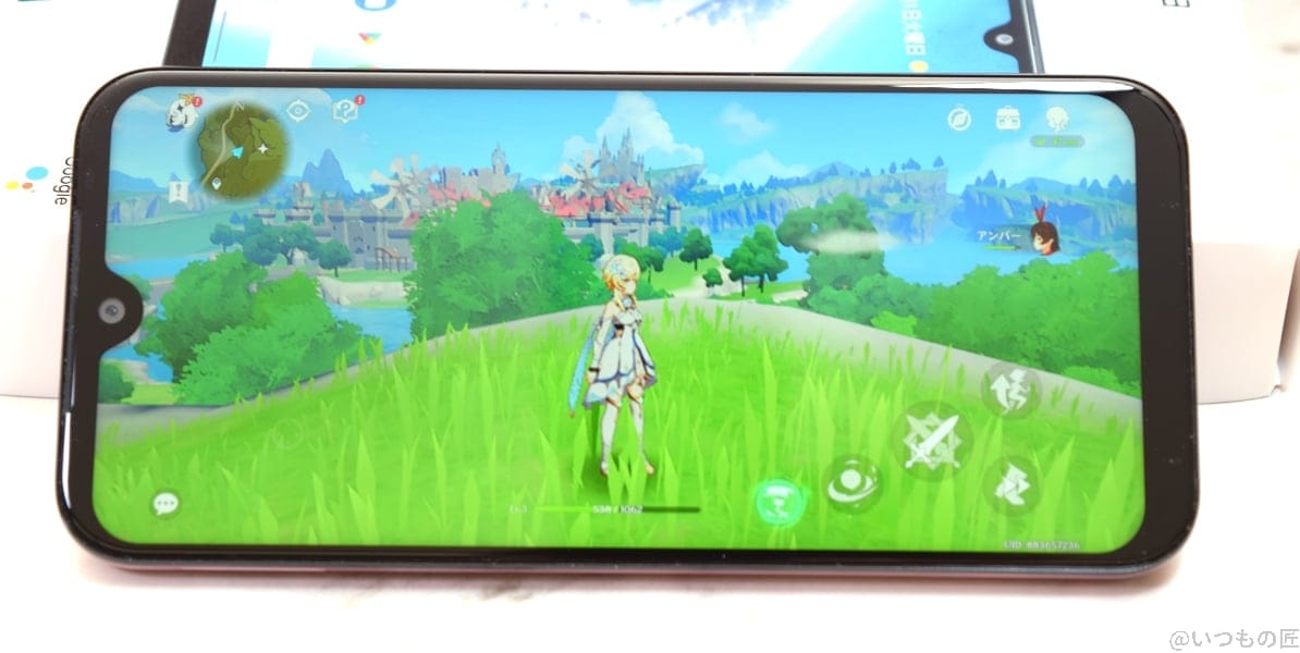 Android One S10のゲーム画面の写真。色味は鮮やかに映し出されている。