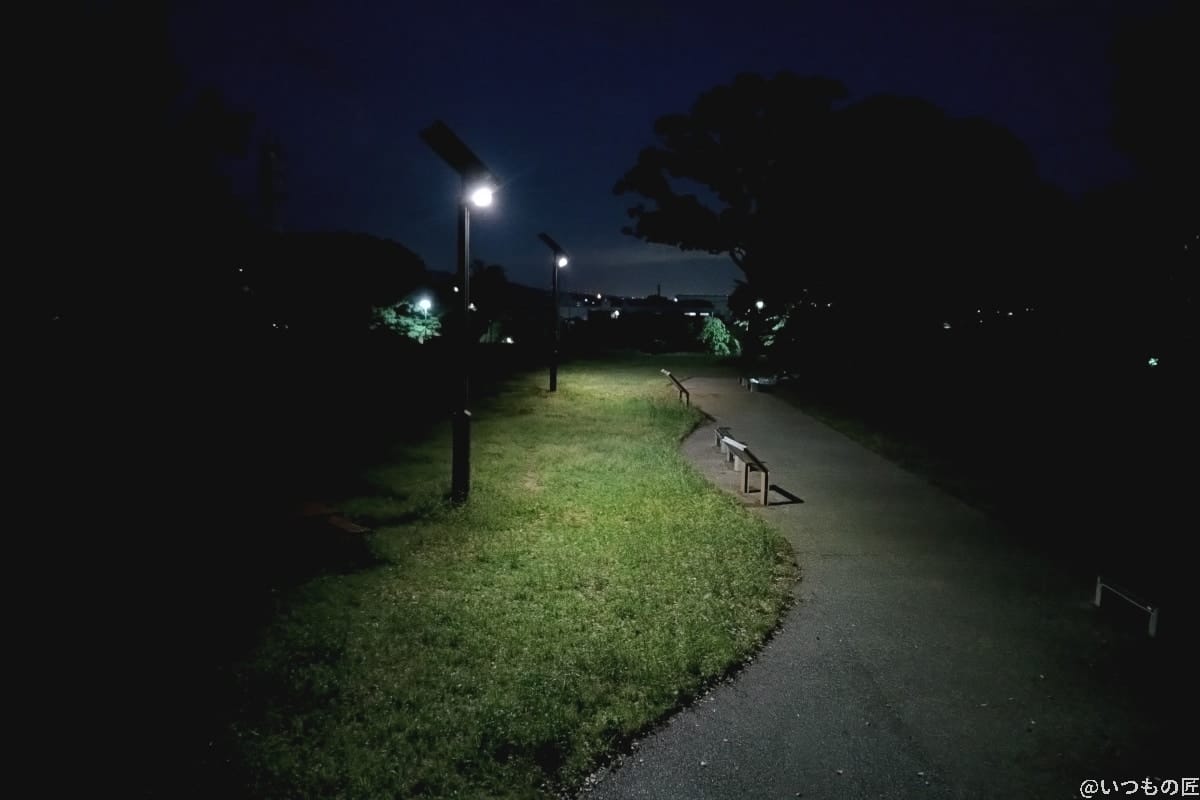 夜の公園を通常モードで撮影した写真