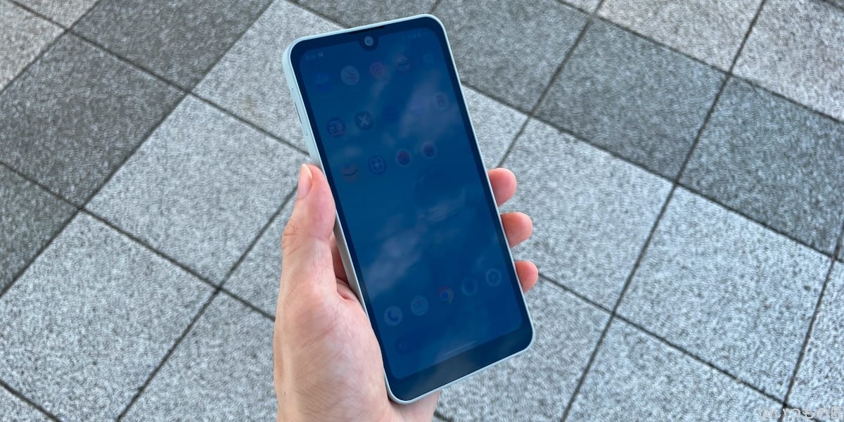 AQUOS wish3の画面の明るさ(晴れた屋外、建物の陰)