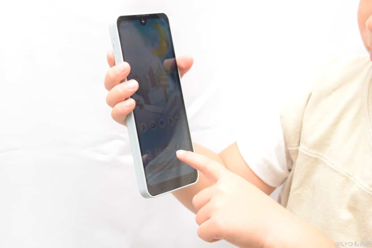 AQUOS wish3を4歳の子供が持った写真