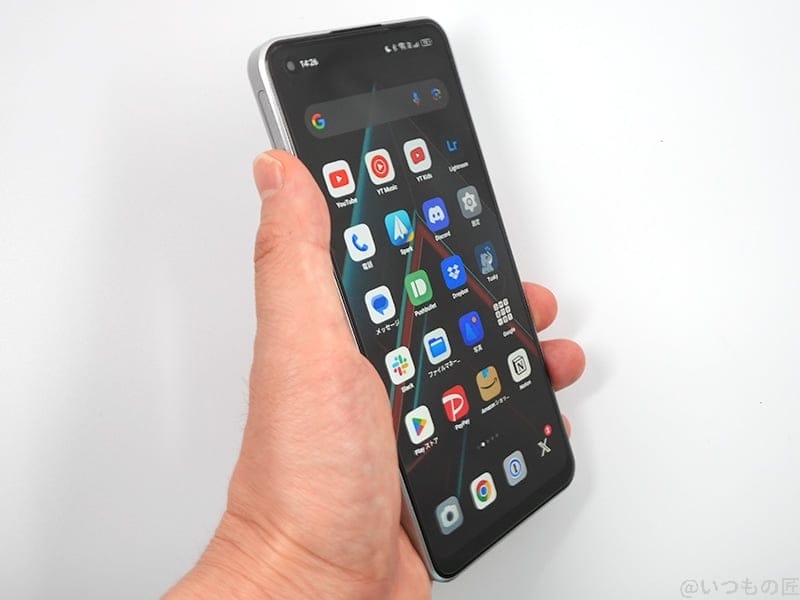 OPPO Reno9 Aを手持ちした左側面