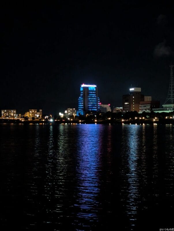 google pixel 9 pro xl の通常モードでズーム撮影した夜景写真 | モバイル比較レビュー.jp Google Pixel 9 Pro XL カメラ Google Pixel 9 Pro XL の通常モードでズーム撮影した夜景写真