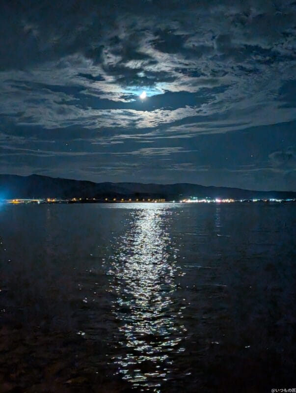 google pixel 9 pro の通常モードで撮影した夜景写真 | モバイル比較レビュー.jp Google Pixel 9 Pro カメラ Google Pixel 9 Pro の通常モードで撮影した夜景写真