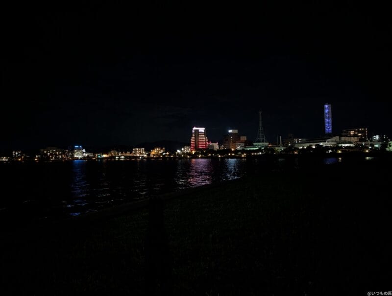 google pixel 9 pro の通常モードでズーム撮影した夜景写真 | モバイル比較レビュー.jp Google Pixel 9 Pro カメラ Google Pixel 9 Pro の通常モードでズーム撮影した夜景写真