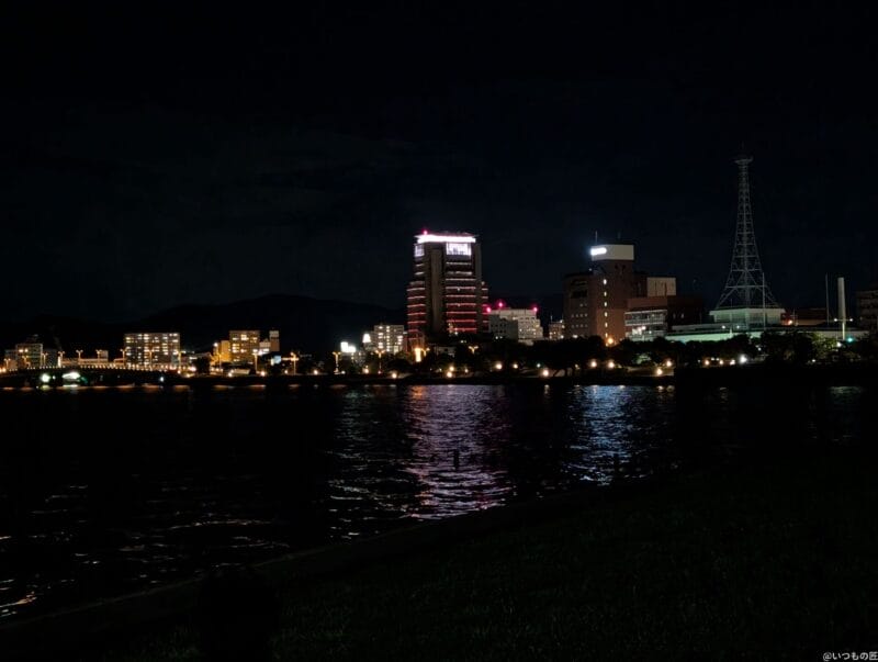 google pixel 9 proの通常モードでズーム撮影した夜景写真 | モバイル比較レビュー.jp Google Pixel 9 Proカメラ Google Pixel 9 Proの通常モードでズーム撮影した夜景写真