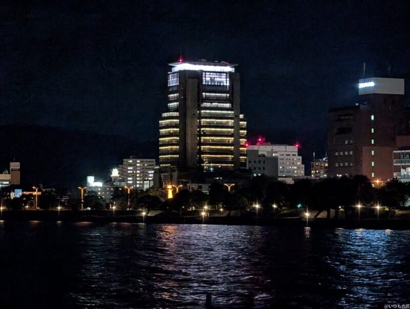 google pixel 9 pro の通常モードでズーム撮影した夜景写真 | モバイル比較レビュー.jp Google Pixel 9 Pro カメラ Google Pixel 9 Pro の通常モードでズーム撮影した夜景写真