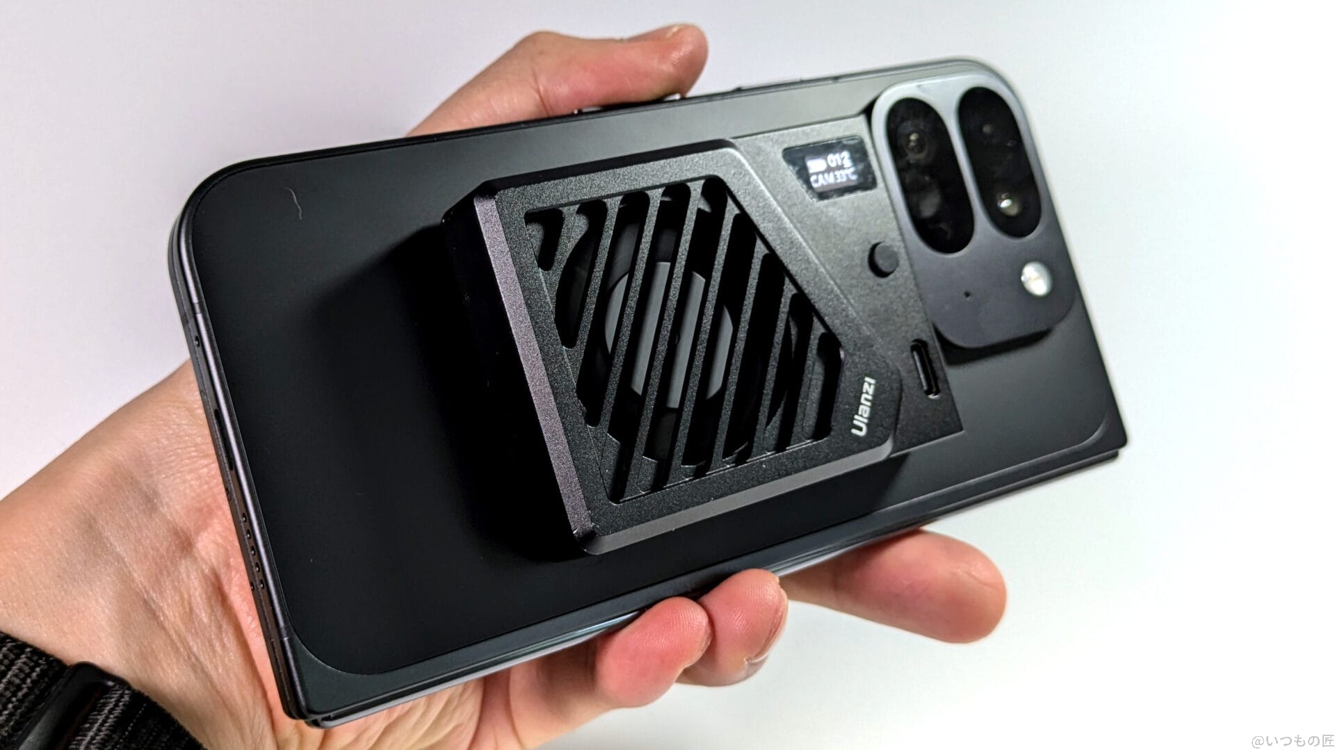 Google Pixel 9 Pro Fold ベンチマーク Antutu カメラ冷却ファンを装着