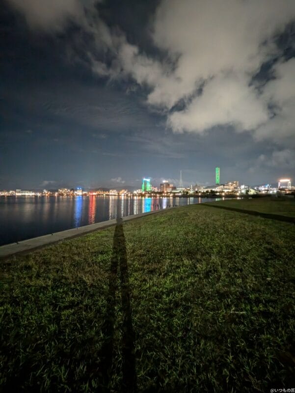 google pixel 8aでズーム撮影した夜景写真 | モバイル比較レビュー.jp Google Pixel 8a カメラ Google Pixel 8aでズーム撮影した夜景写真