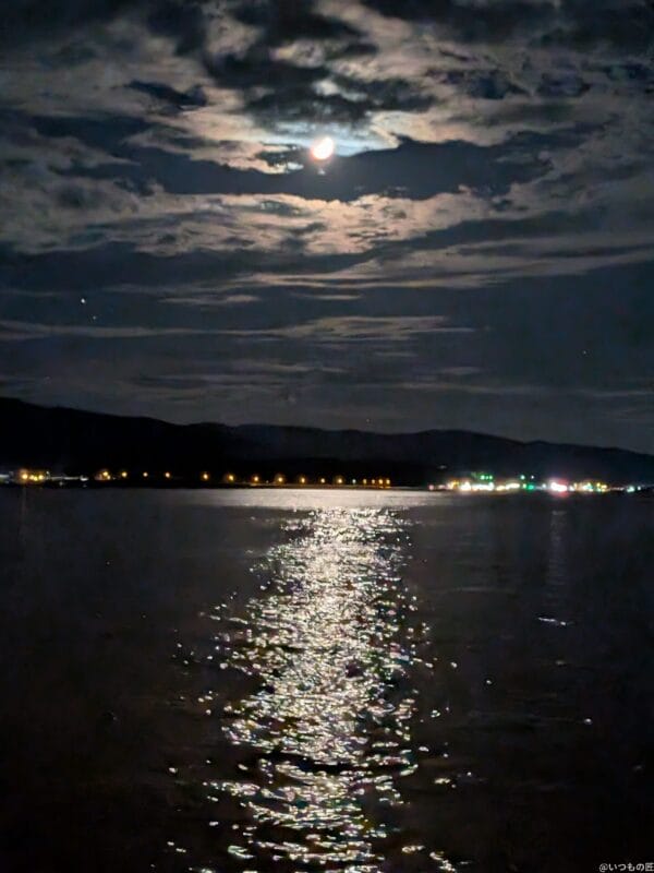 google pixel 9 pro fold の通常モードで撮影した夜景写真 | モバイル比較レビュー.jp Google Pixel 9 Pro Fold カメラ Google Pixel 9 Pro Fold の通常モードで撮影した夜景写真