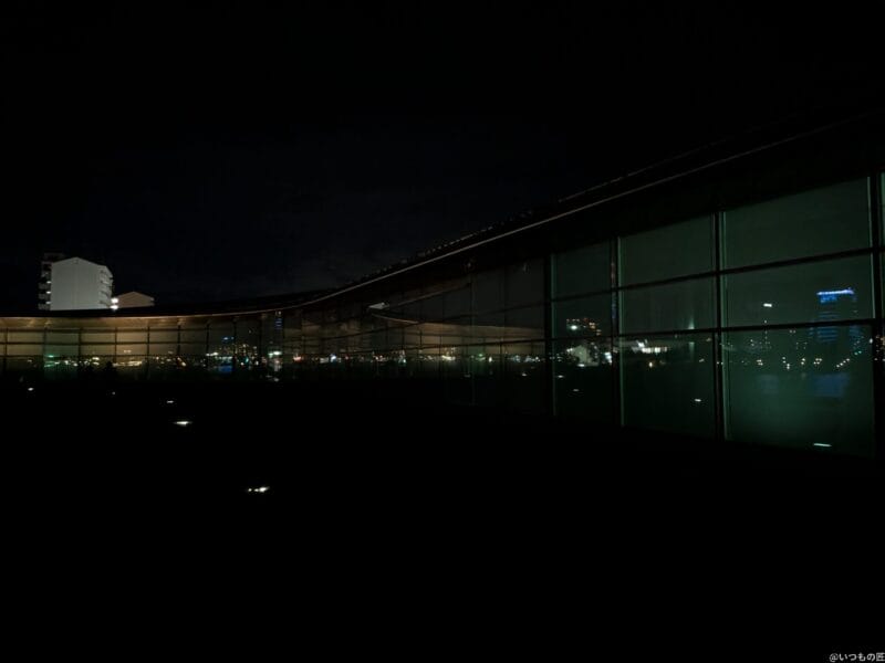 google pixel 9 pro fold の通常モードで撮影した夜景写真 | モバイル比較レビュー.jp Google Pixel 9 Pro Fold カメラ Google Pixel 9 Pro Fold の通常モードで撮影した夜景写真