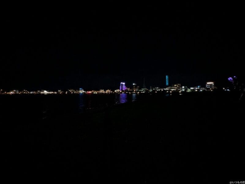 google pixel 9 pro fold の通常モードでズーム撮影した夜景写真 | モバイル比較レビュー.jp Google Pixel 9 Pro Fold カメラ Google Pixel 9 Pro Foldの通常モードでズーム撮影した夜景写真
