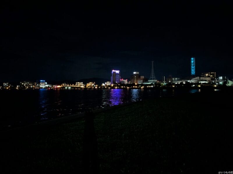 google pixel 9 pro fold の通常モードでズーム撮影した夜景写真 | モバイル比較レビュー.jp Google Pixel 9 Pro Fold カメラ Google Pixel 9 Pro Foldの通常モードでズーム撮影した夜景写真