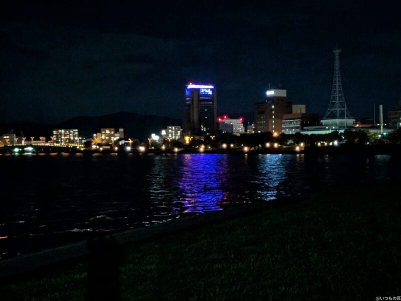 Google Pixel 9 Pro Fold カメラ Google Pixel 9 Pro Foldの通常モードでズーム撮影した夜景写真
