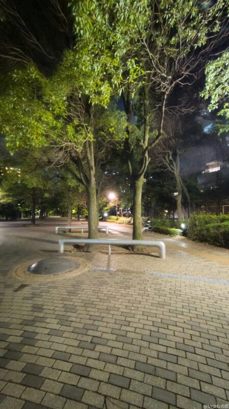 google pixel 8aの通常モードで夜間撮影した写真 | モバイル比較レビュー.jp Google Pixel 8a カメラ Google Pixel 8aの通常モードで夜間撮影した写真