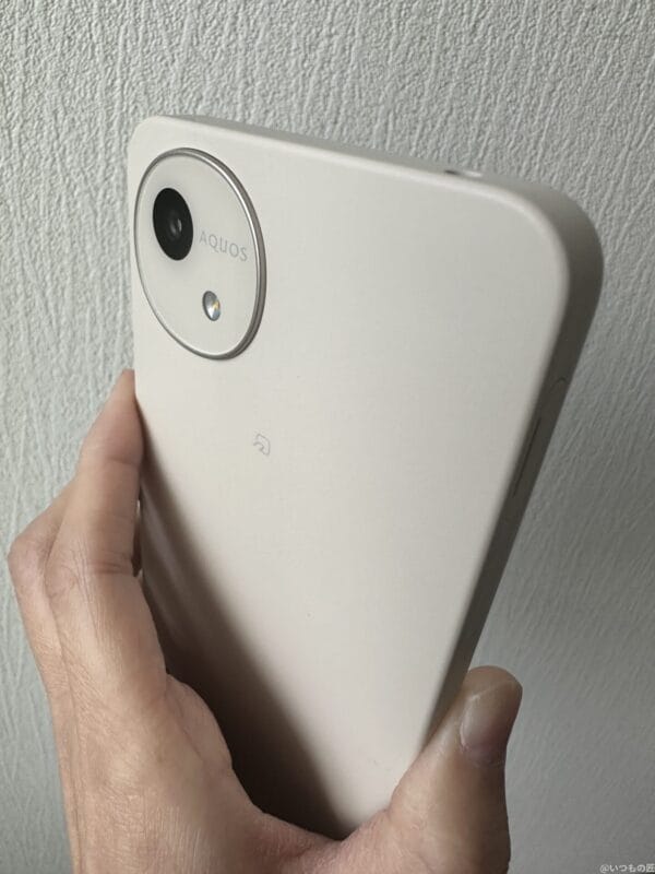 AQUOS wish4 レビュー AQUOS wish4を手に持っている写真