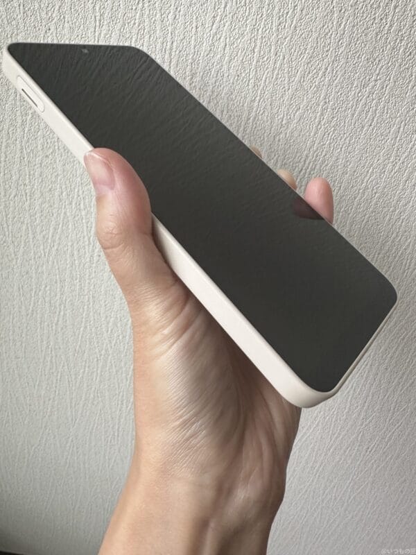 AQUOS wish4 レビュー AQUOS wish4を手に持っている写真