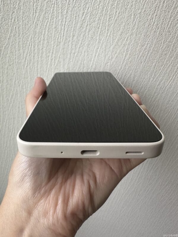AQUOS wish4 レビュー AQUOS wish4を手に持っている写真
