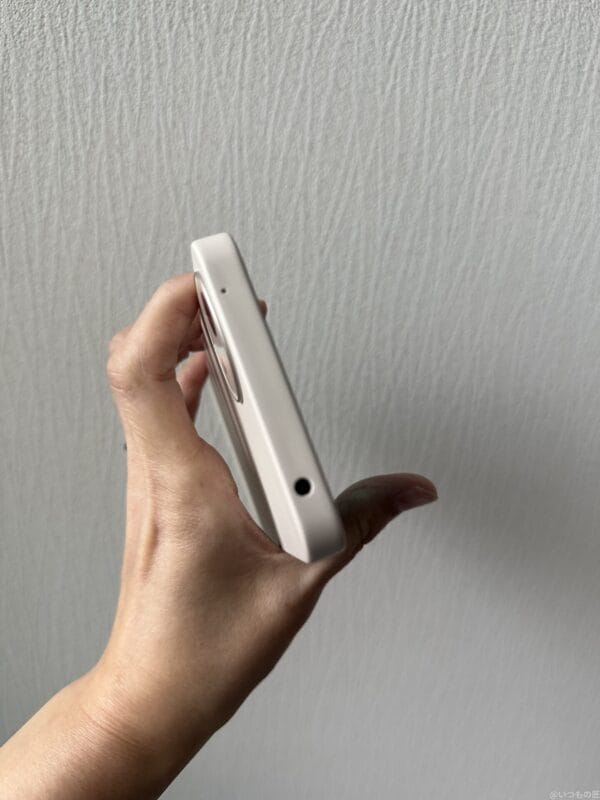 AQUOS wish4 レビュー AQUOS wish4を手に持っている写真