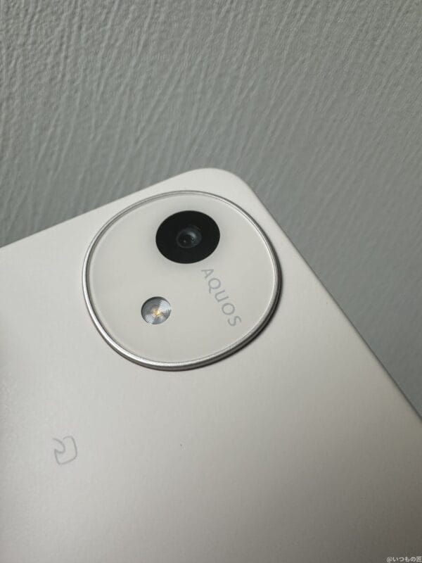 AQUOS wish4 レビュー AQUOS wish4を手に持っている写真