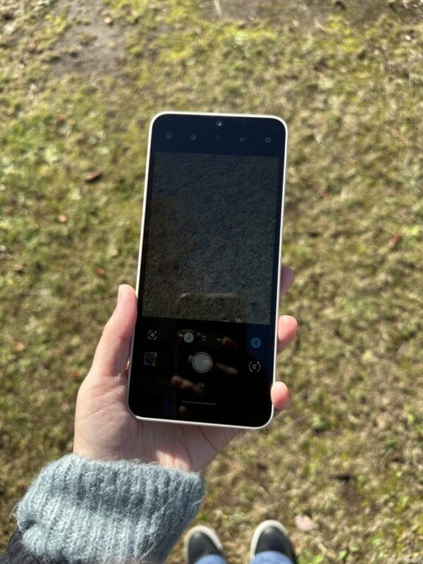 AQUOS wish4 レビュー 逆光でのAQUOS wish4のディスプレイの様子