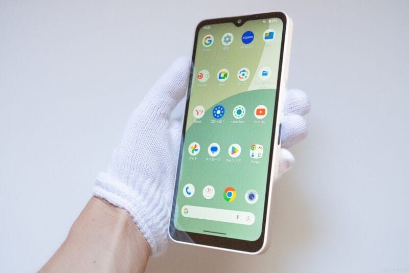 AQUOS wish4 レビュー AQUOS wish4を手に持っている様子