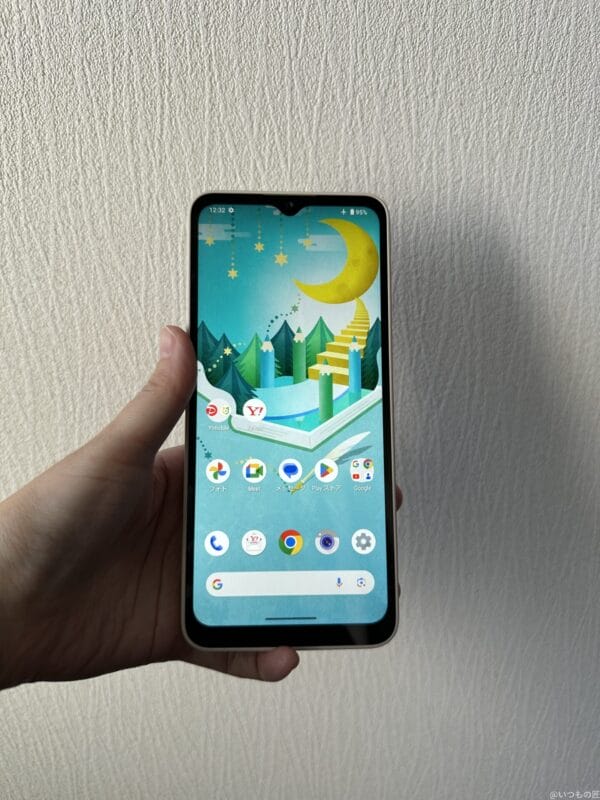 AQUOS wish4レビュー AQUOS wish4を手に持っている様子