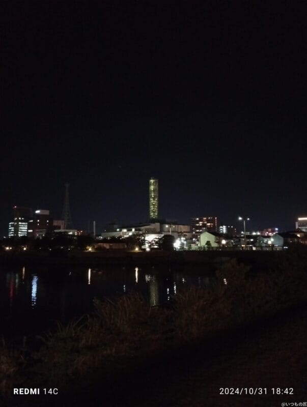 xiaomi redmi 14c でズーム撮影した夜景写真 | モバイル比較レビュー.jp Xiaomi Redmi 14C カメラ Xiaomi Redmi 14C でズーム撮影した夜景写真