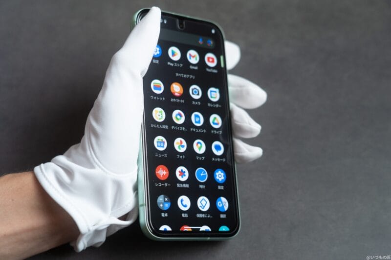 Google Pixel 8a レビュー Google Pixel 8aを手に持っている様子