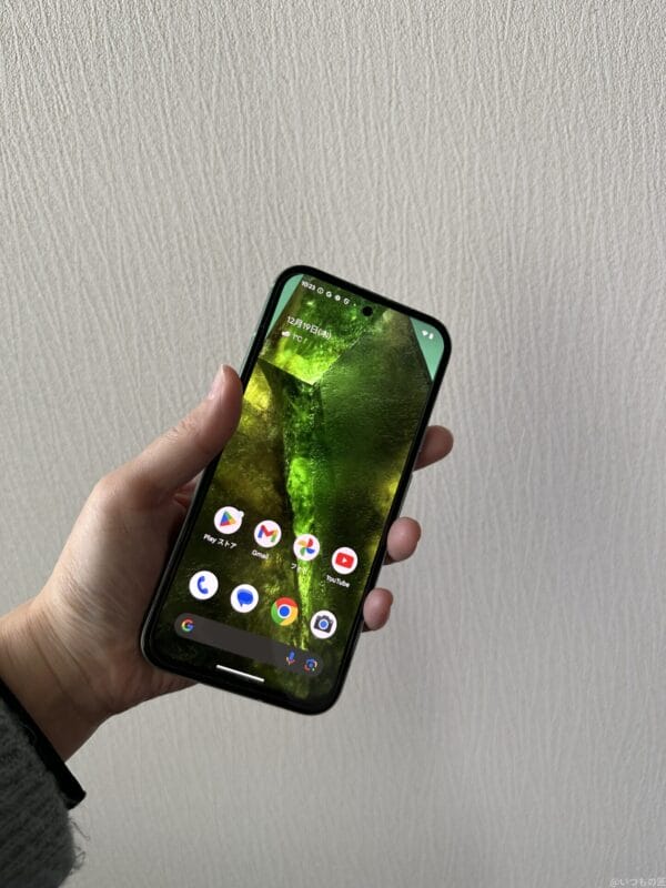 google pixel 8aを手に持っている写真 | モバイル比較レビュー.jp Google Pixel 8a レビュー Google Pixel 8aを手に持っている写真