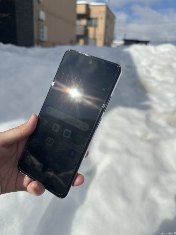 OPPO A3 5G レビュー 屋外でのOPPO A3 5Gディスプレイの様子