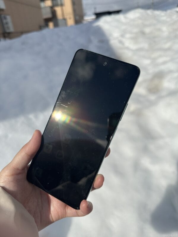 逆光時のoppo a79 5gのディスプレイ | モバイル比較レビュー.jp OPPO A3 5G レビュー 逆光時のOPPO A79 5Gのディスプレイ