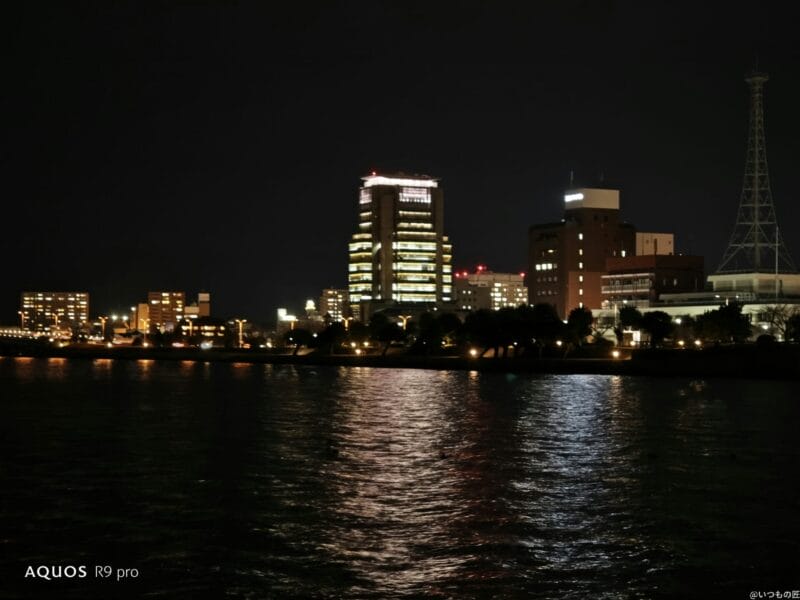 aquos r9 proでズーム撮影した夜景写真 | モバイル比較レビュー.jp OPPO Find X8 カメラ AQUOS R9 proでズーム撮影した夜景写真