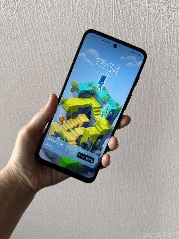 nubia s 5gを手に持った様子 | モバイル比較レビュー.jp nubia S 5G レビュー nubia S 5Gを手に持った様子