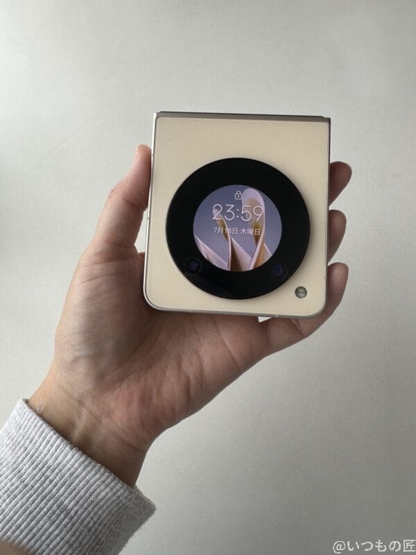 libero flip を手に持っている様子 | モバイル比較レビュー.jp nubia Flip 2 レビュー Libero Flip を手に持っている様子