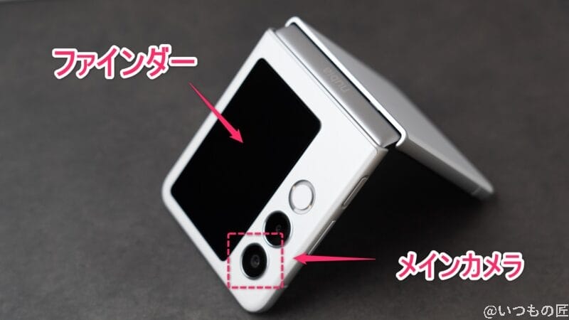 nubia Flip 2 カメラ nubia Flip 2 メインカメラとファインダー位置を示す写真