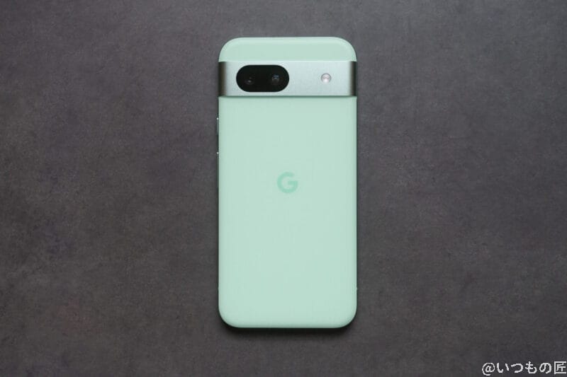 google pixel 8aの背面を写した写真 | モバイル比較レビュー.jp Google Pixel 9a カメラ Google Pixel 8aの背面を写した写真