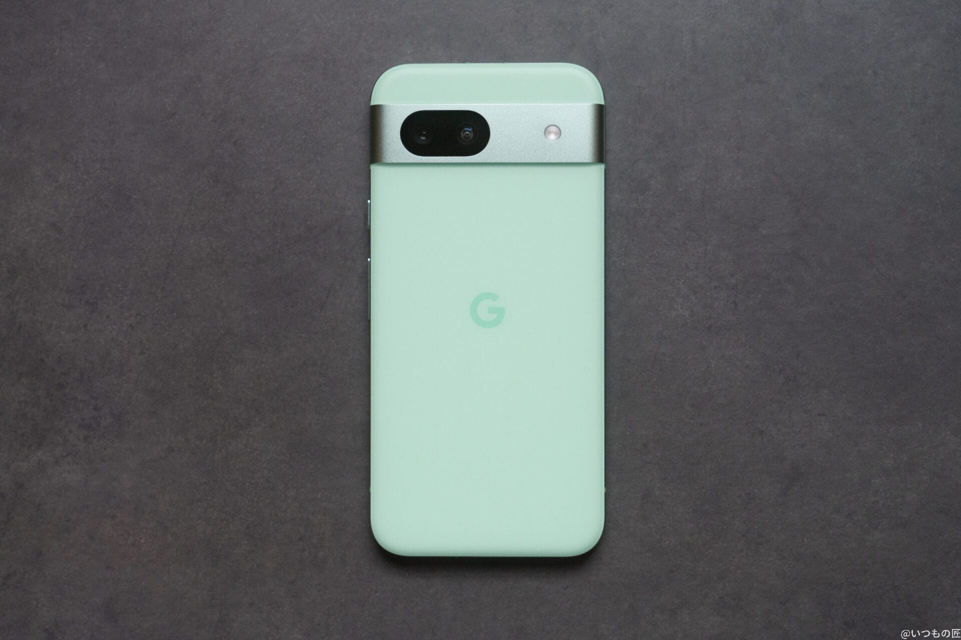 Google Pixel 9a カメラ Google Pixel 8aの背面を写した写真