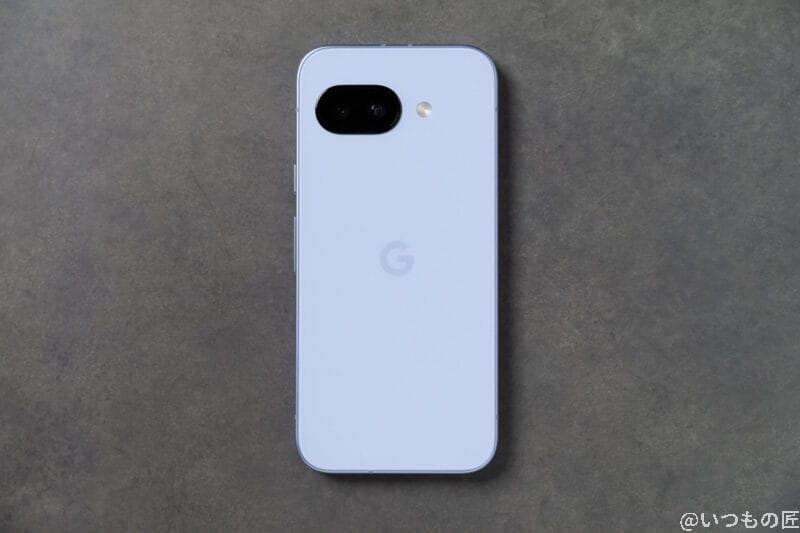 google pixel 9aの背面を映した写真 | モバイル比較レビュー.jp Google Pixel 9a カメラ Google Pixel 9aの背面を映した写真