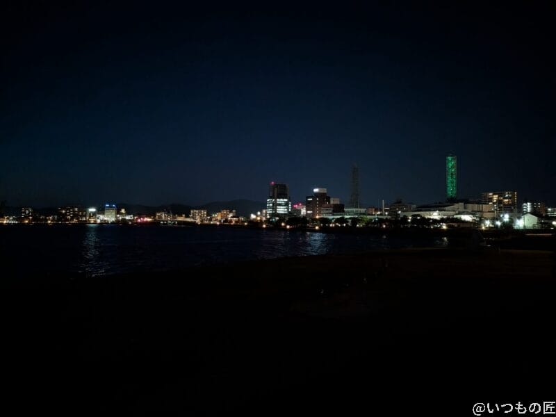 google pixel 9aでズーム撮影した夜景写真 | モバイル比較レビュー.jp Google Pixel 9a カメラ Google Pixel 9aでズーム撮影した夜景写真
