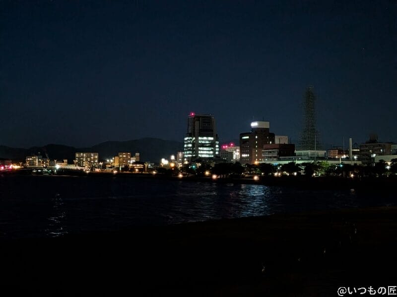 google pixel 9aでズーム撮影した夜景写真 | モバイル比較レビュー.jp Google Pixel 9a カメラ Google Pixel 9aでズーム撮影した夜景写真