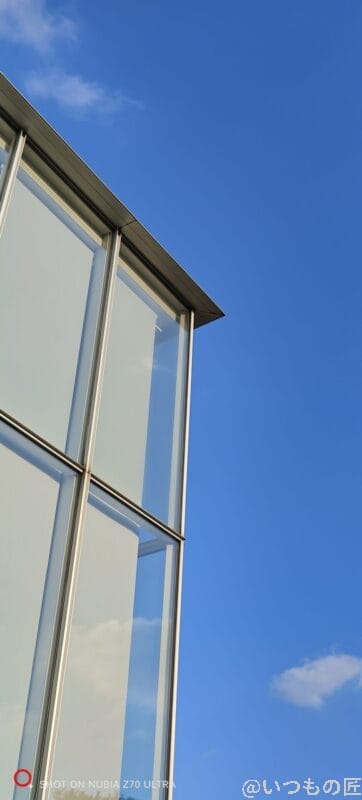 晴天下で建物を撮影した写真 | モバイル比較レビュー.jp nubia Z70 Ultra カメラ 晴天下で建物を撮影した写真
