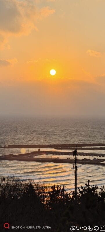 夕焼けをズーム撮影した写真 | モバイル比較レビュー.jp nubia Z70 Ultra カメラ 夕焼けをズーム撮影した写真